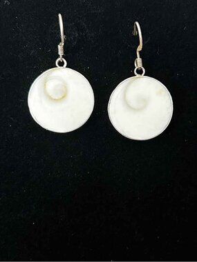 Natural‑Look Shell Circle Dangle Earrings Silver Tone Coastal Accessory